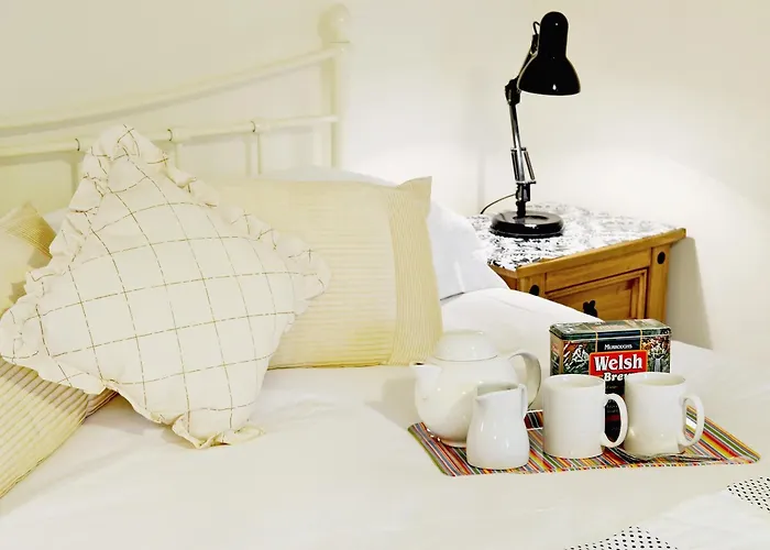 The Coach House - Hw7782